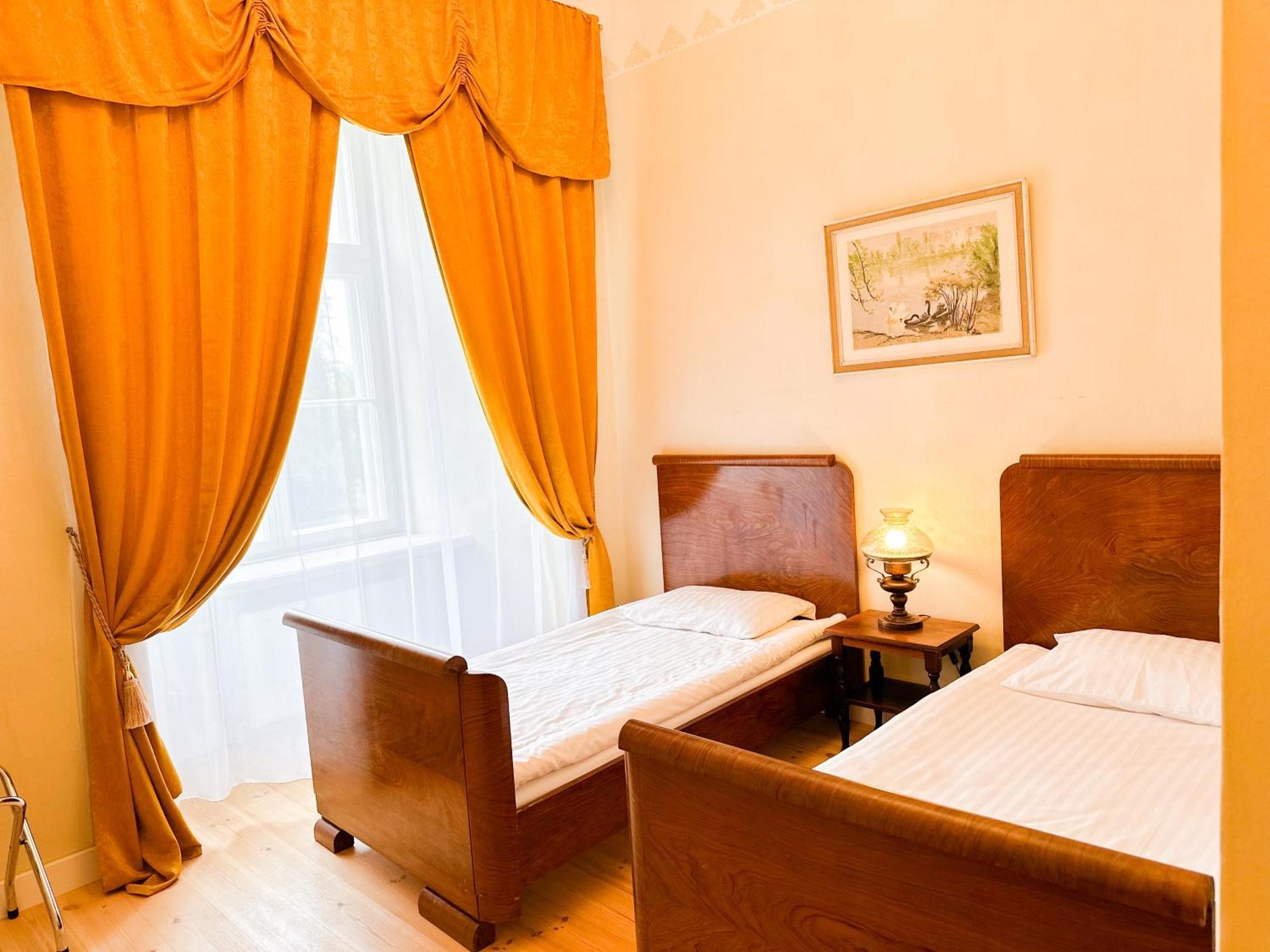 Edoles Pils Hotel Bagian luar foto