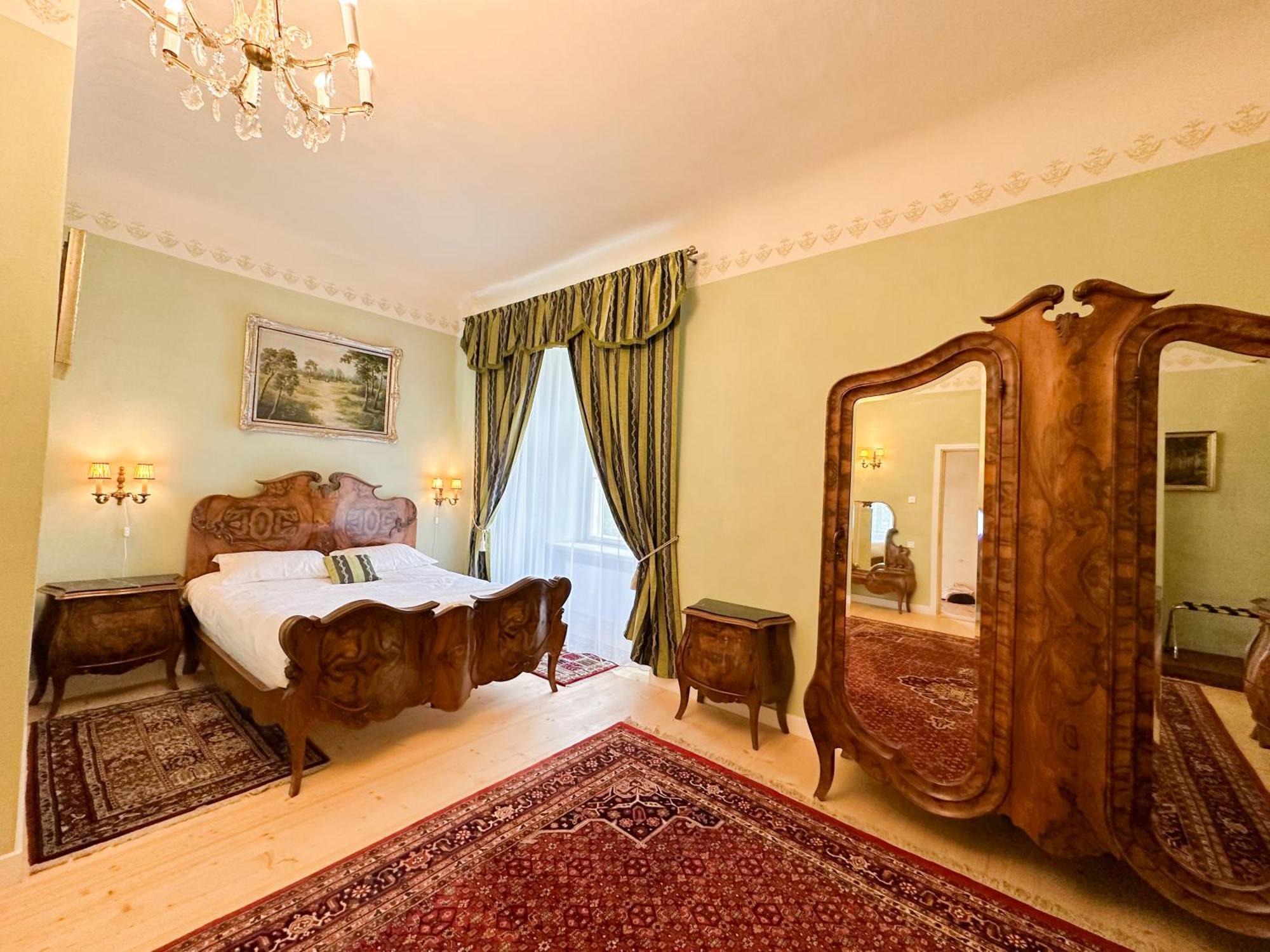 Edoles Pils Hotel Bagian luar foto