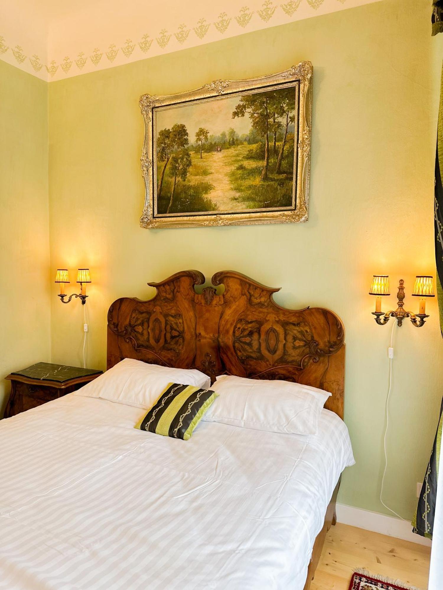 Edoles Pils Hotel Bagian luar foto