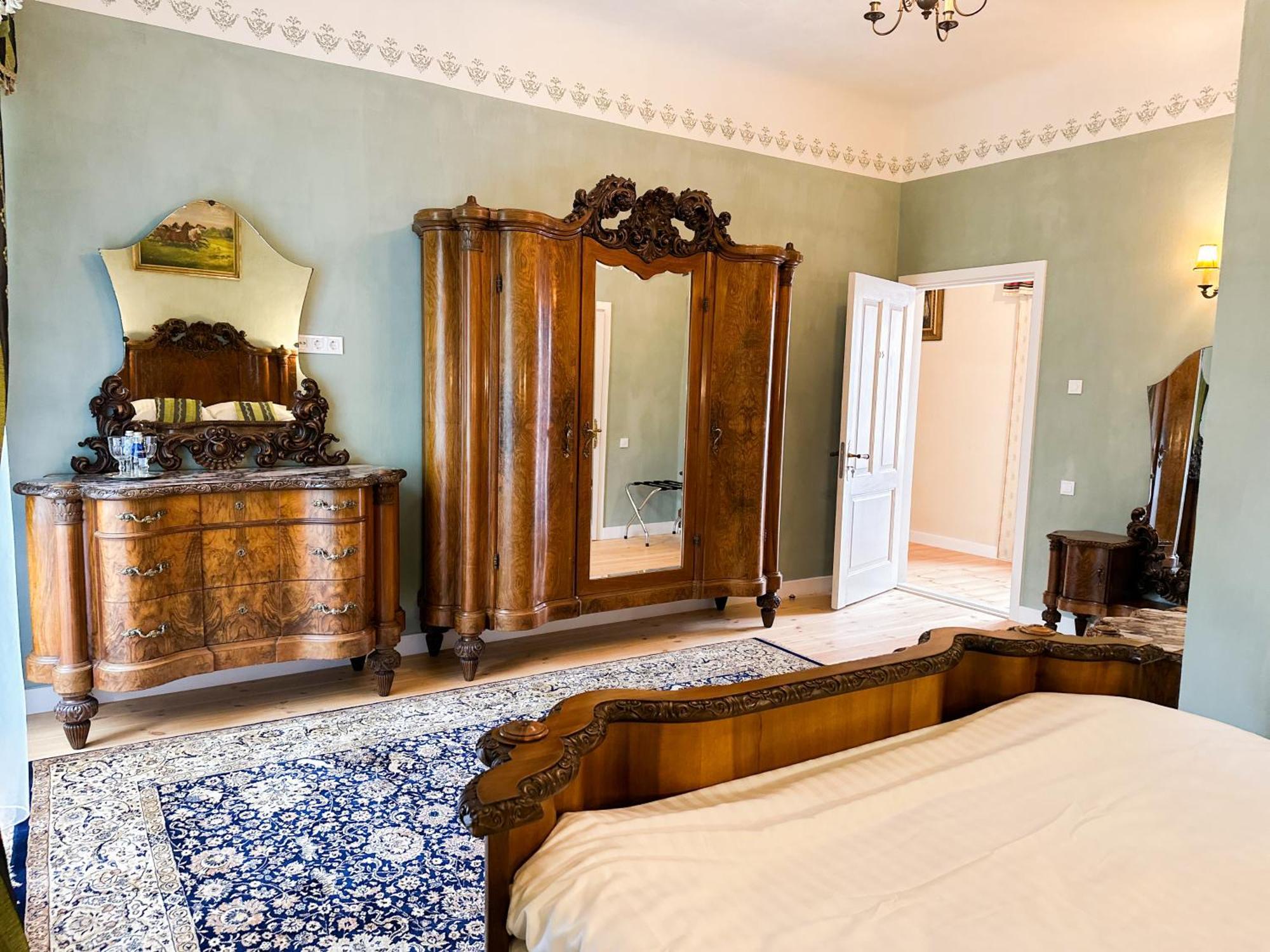Edoles Pils Hotel Bagian luar foto