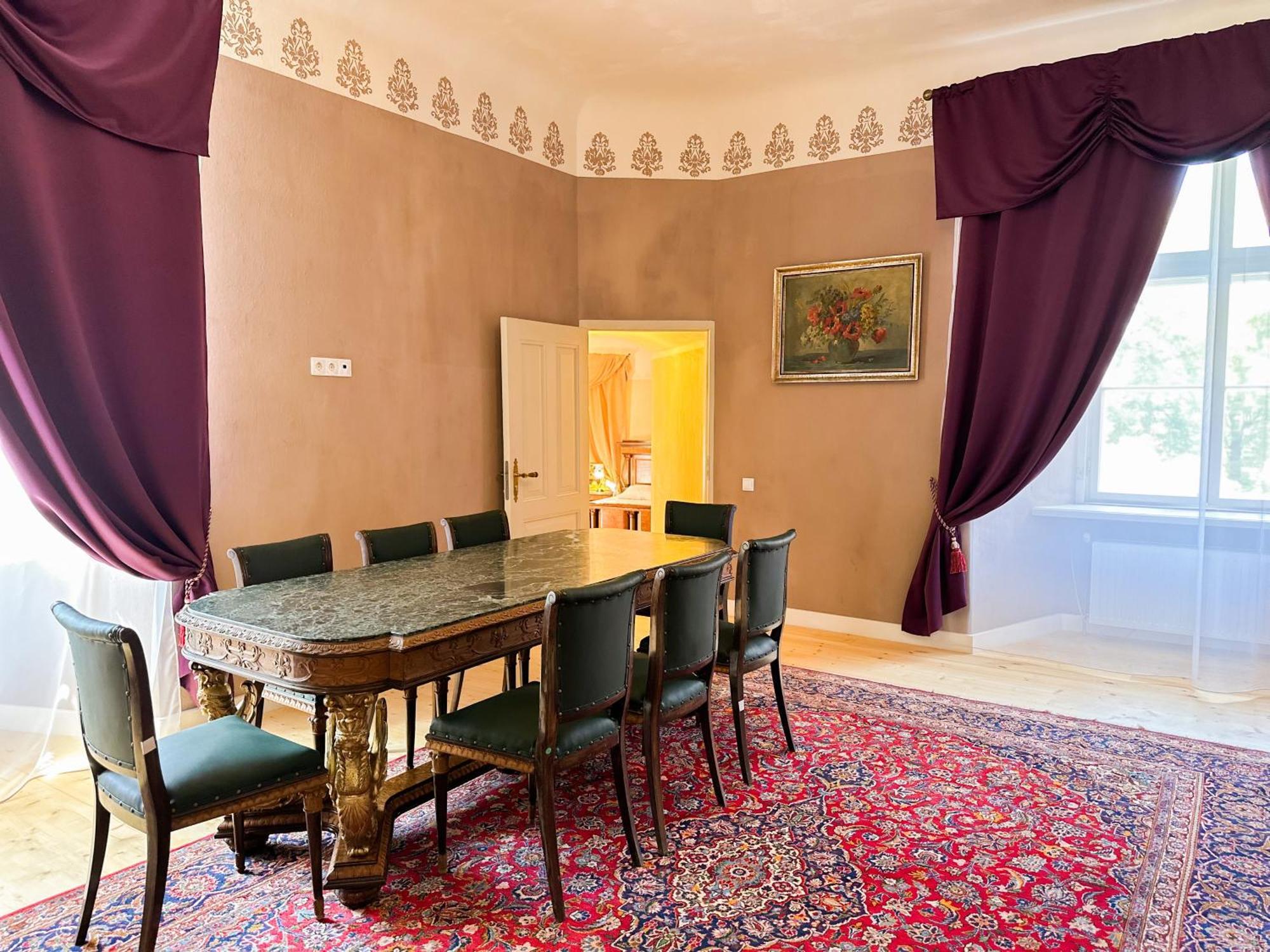 Edoles Pils Hotel Bagian luar foto