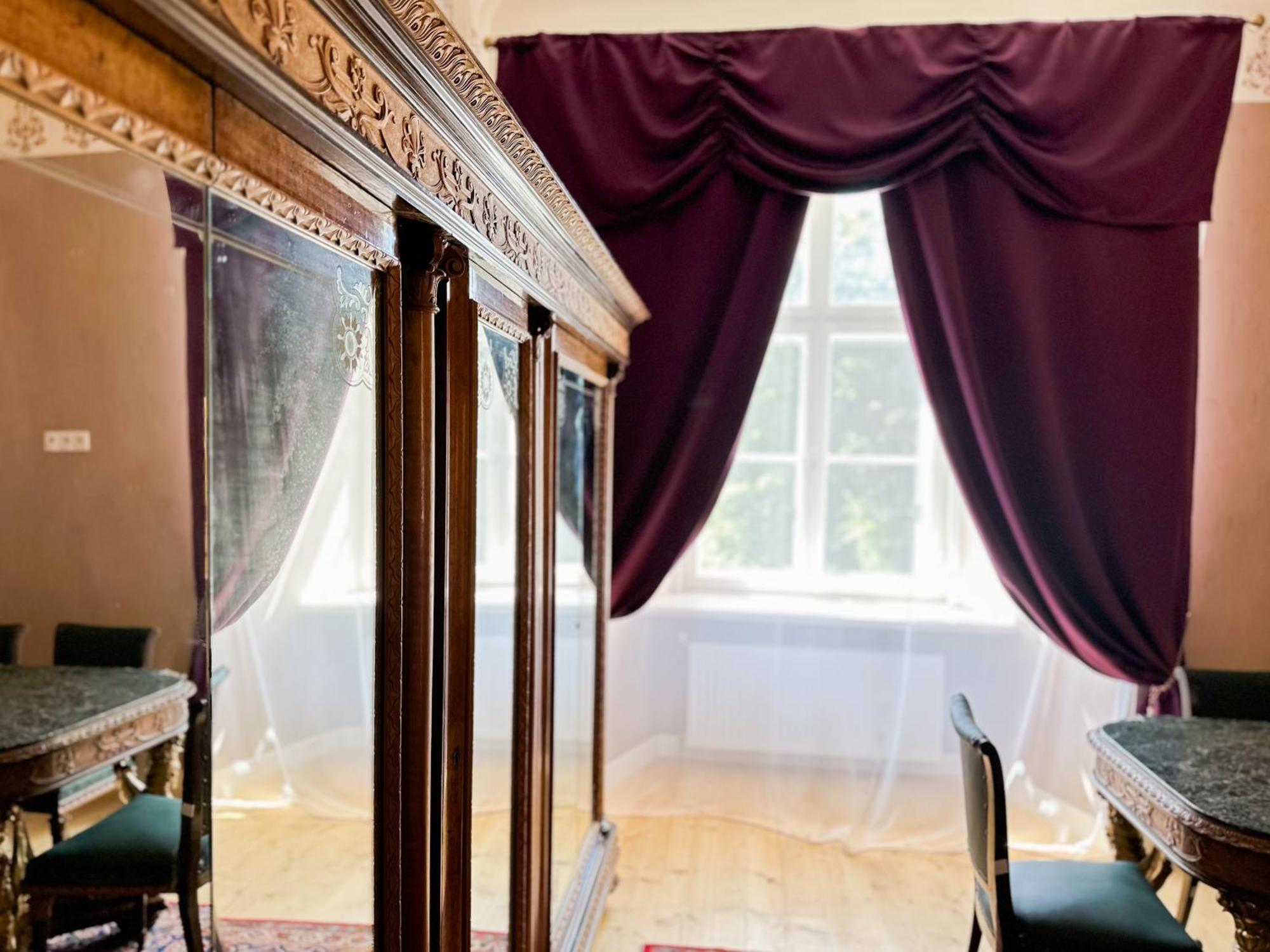 Edoles Pils Hotel Bagian luar foto