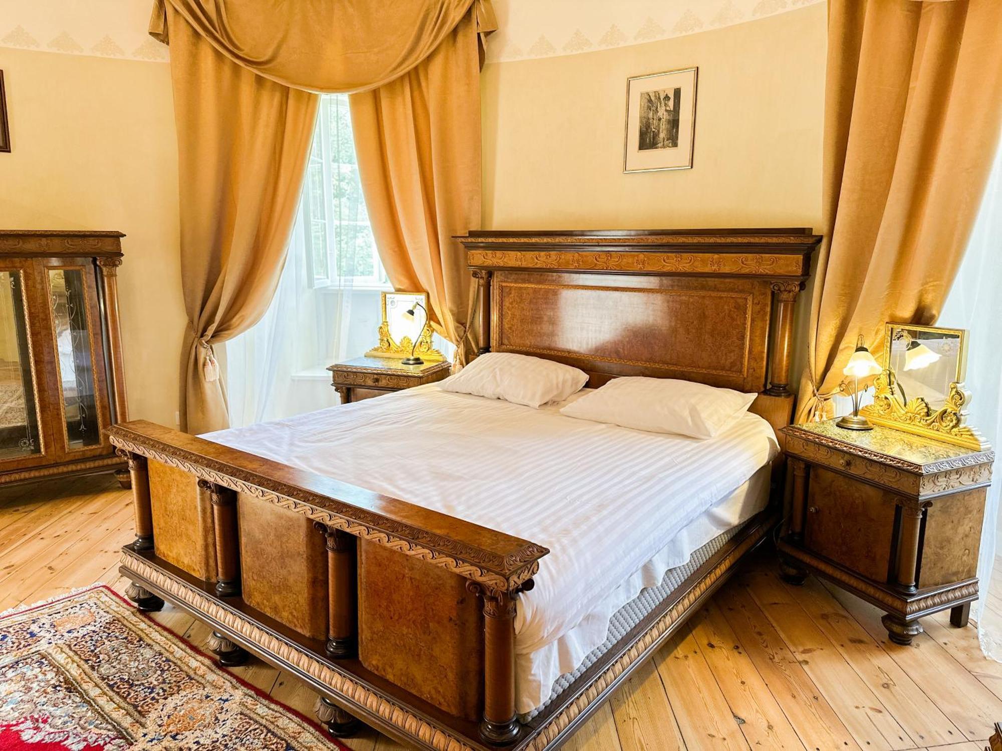 Edoles Pils Hotel Bagian luar foto