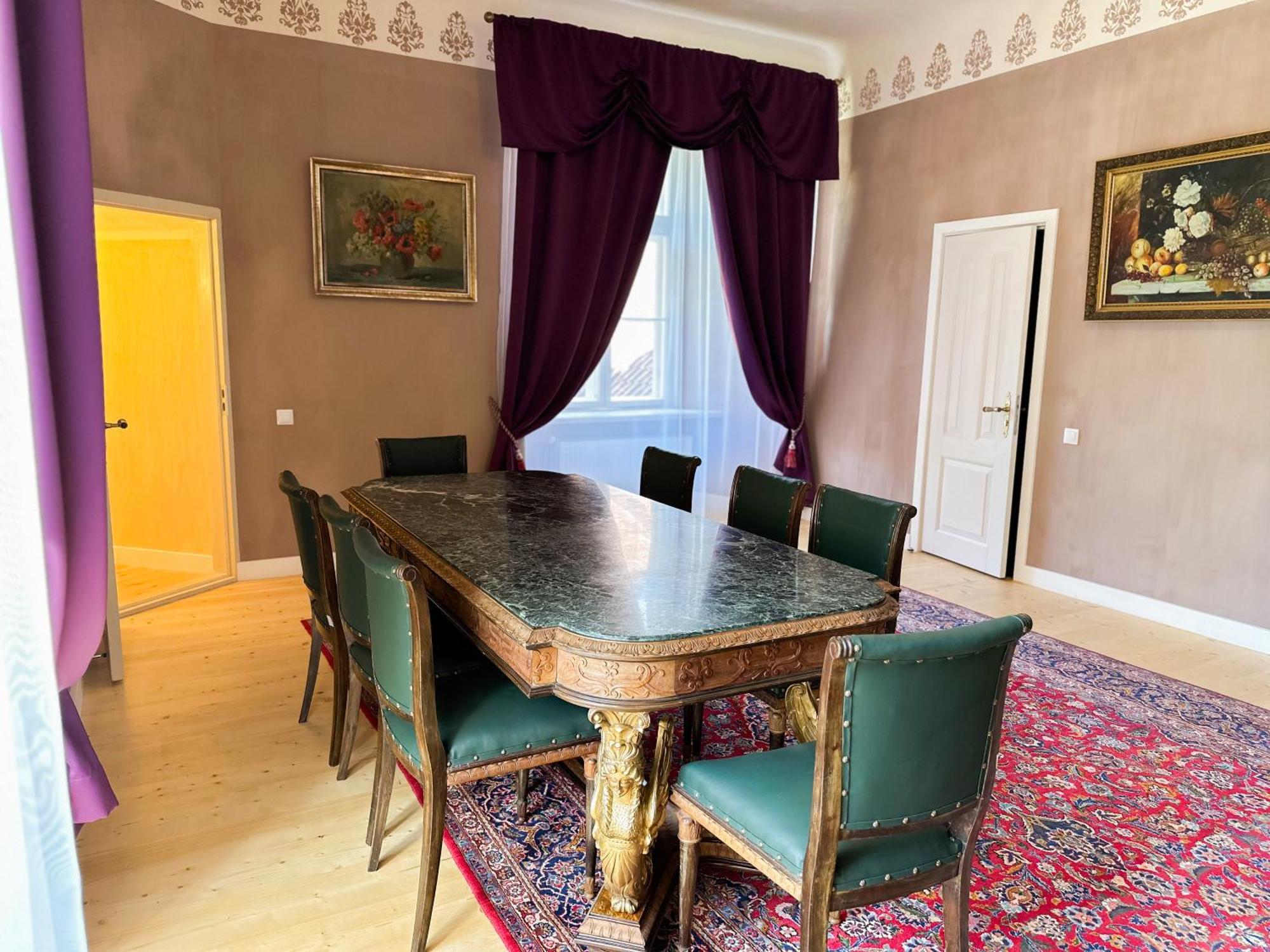 Edoles Pils Hotel Bagian luar foto