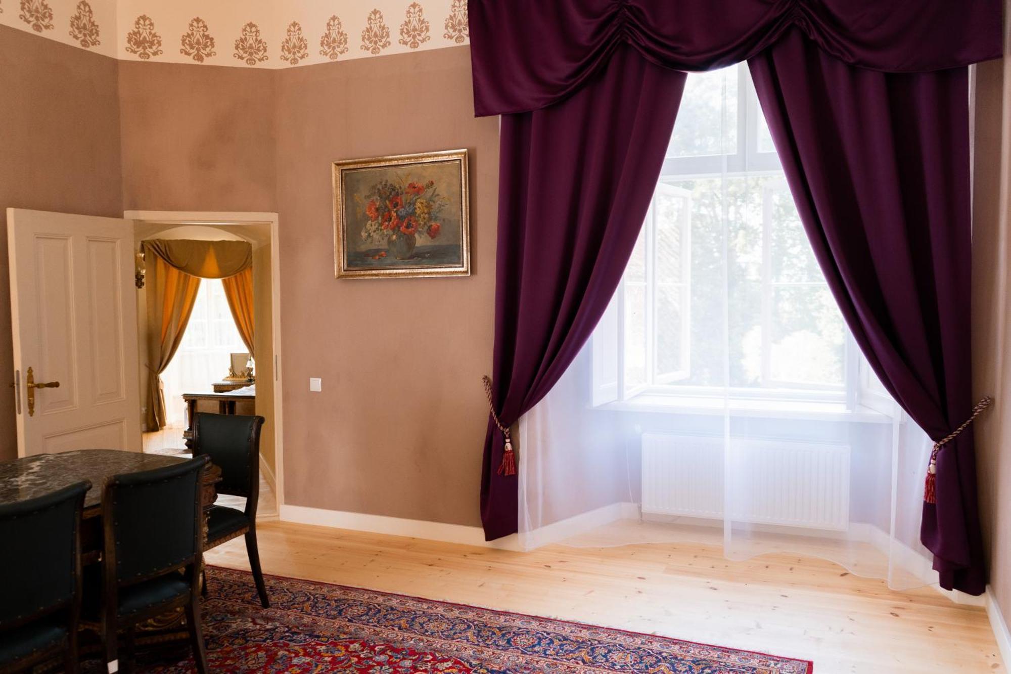 Edoles Pils Hotel Bagian luar foto