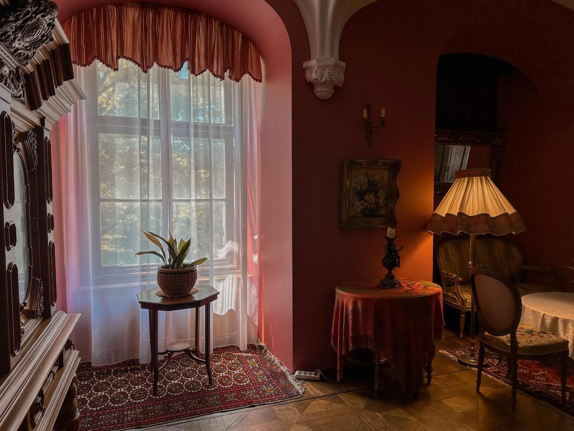 Edoles Pils Hotel Bagian luar foto