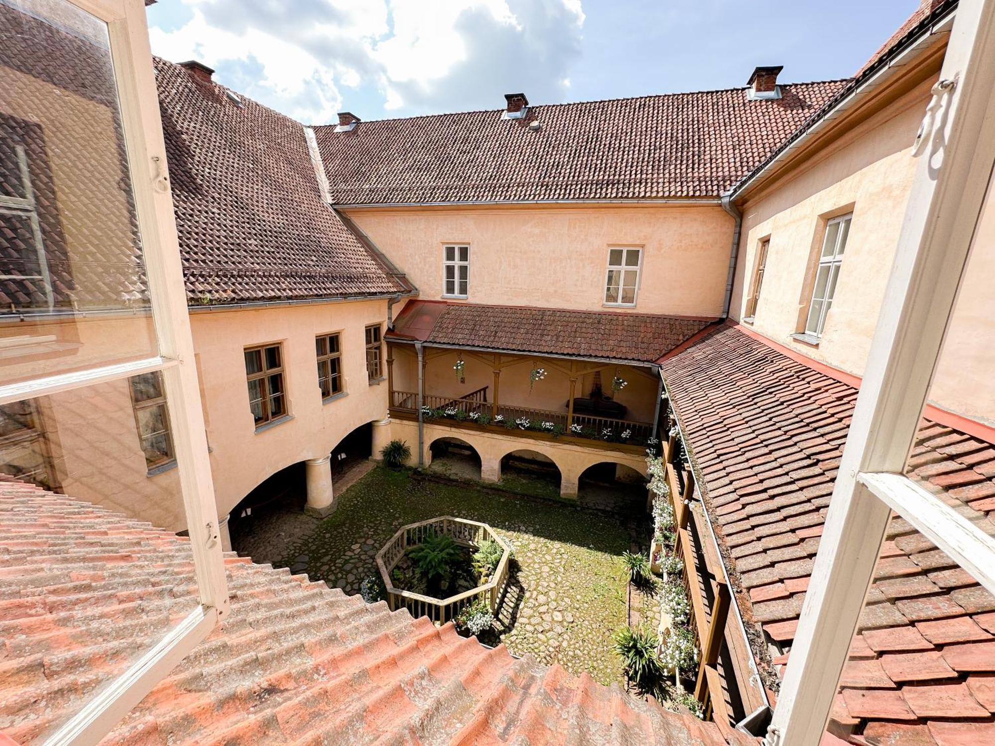 Edoles Pils Hotel Bagian luar foto