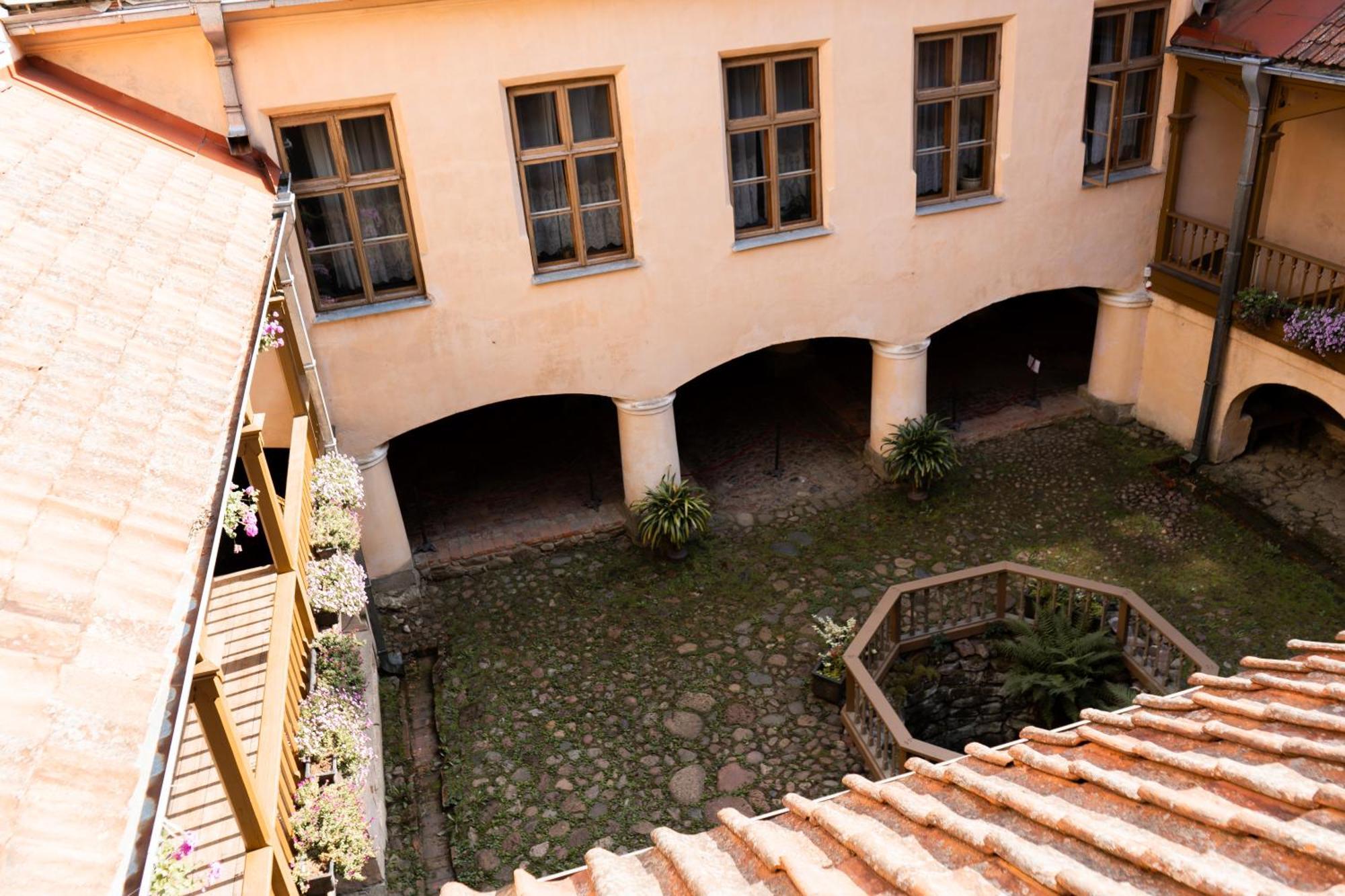 Edoles Pils Hotel Bagian luar foto