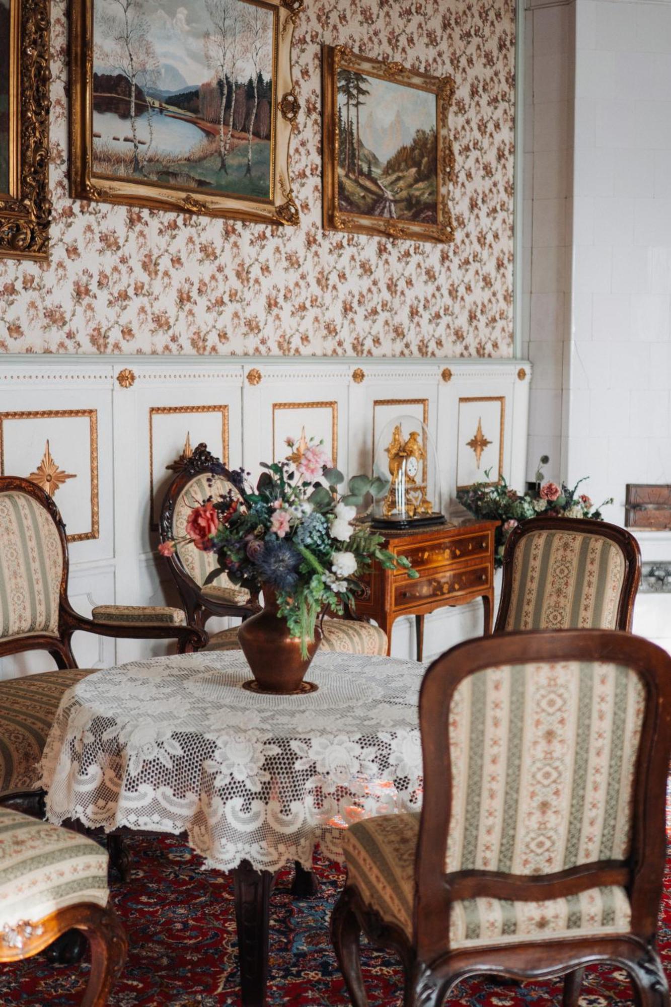 Edoles Pils Hotel Bagian luar foto
