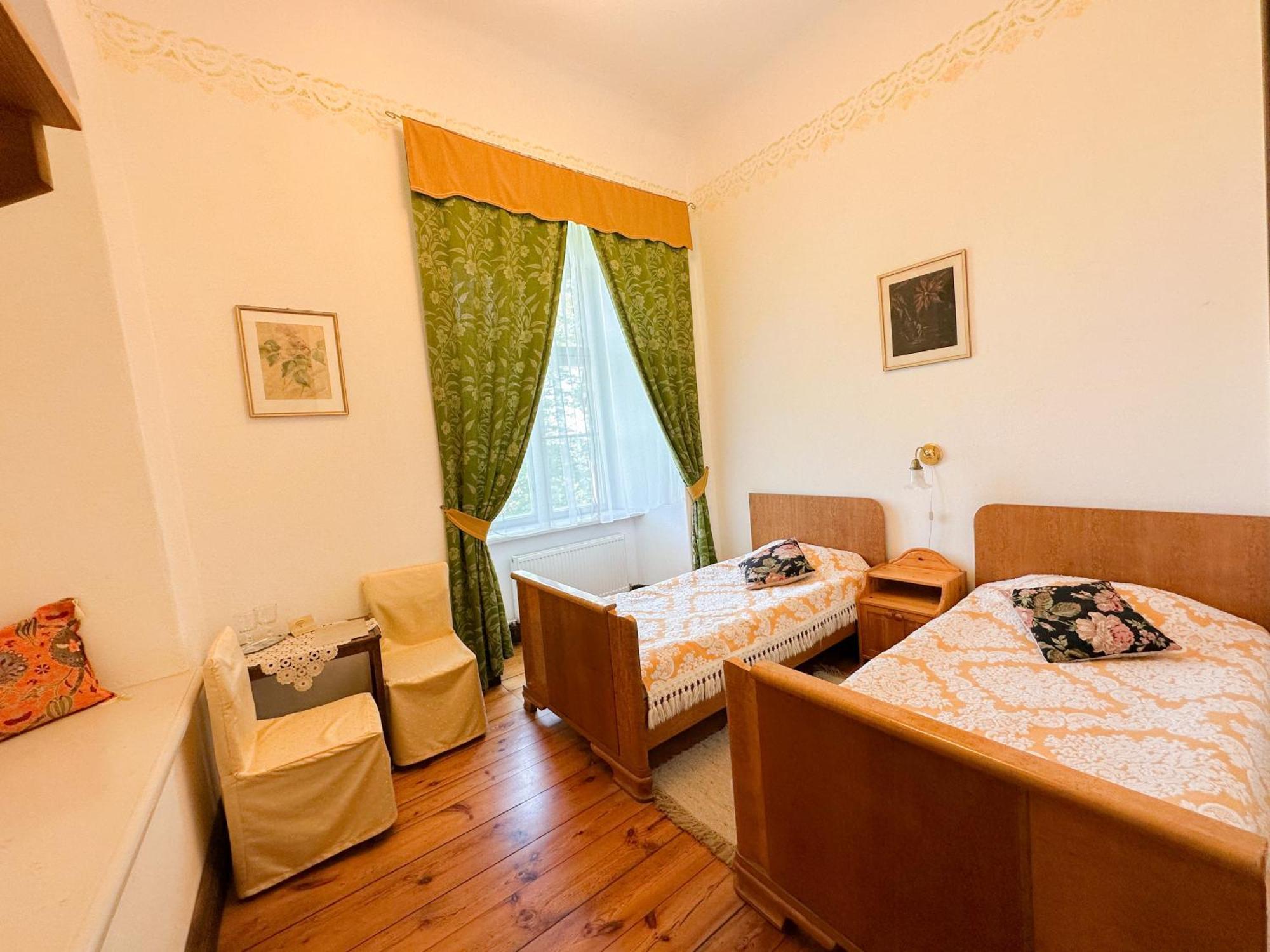Edoles Pils Hotel Bagian luar foto