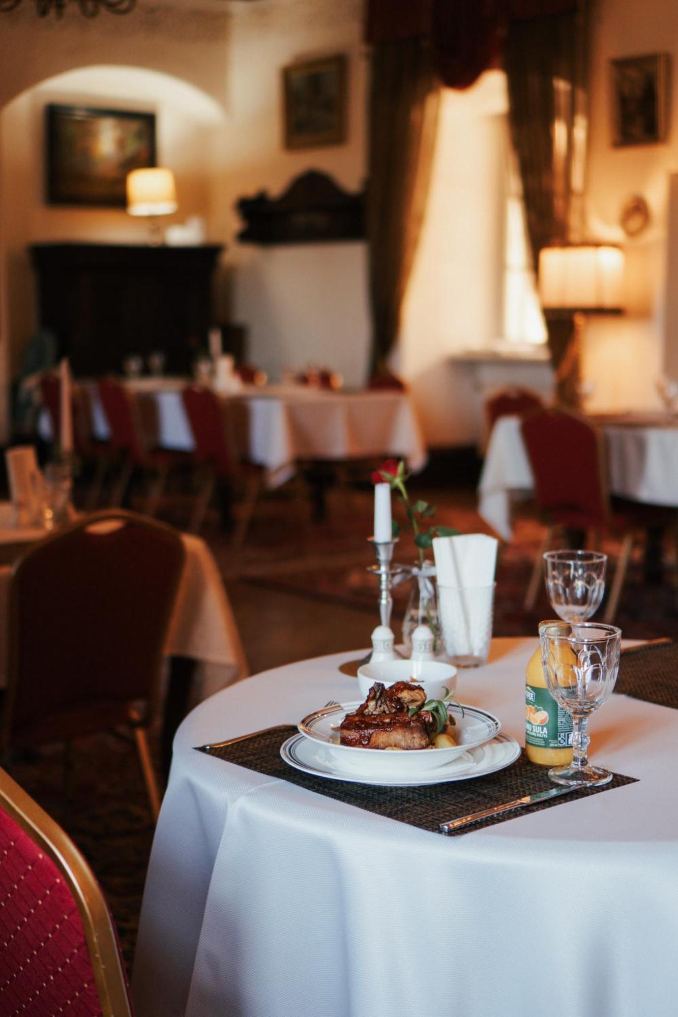 Edoles Pils Hotel Bagian luar foto