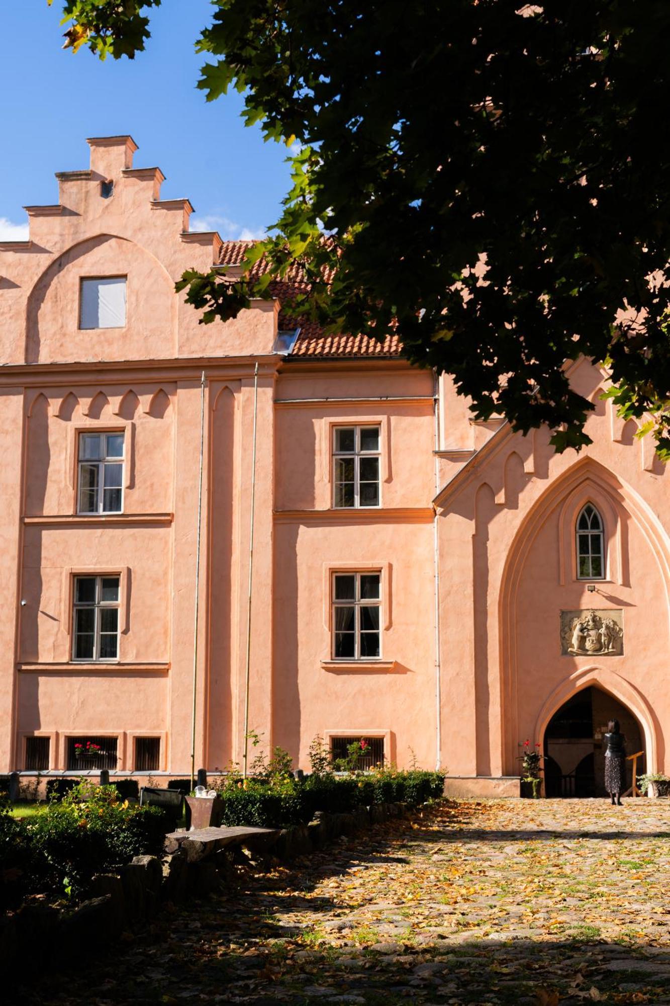 Edoles Pils Hotel Bagian luar foto