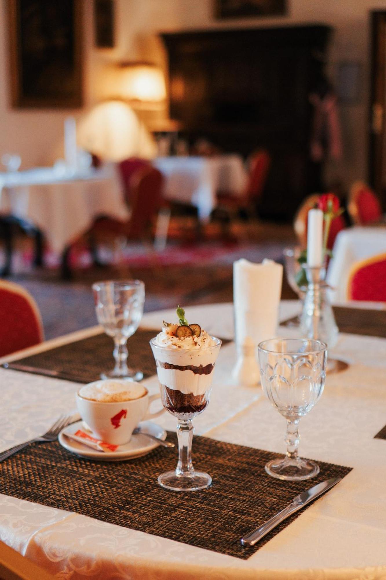Edoles Pils Hotel Bagian luar foto