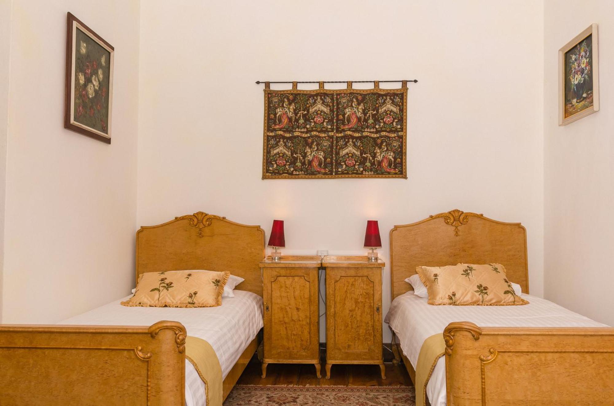 Edoles Pils Hotel Bagian luar foto